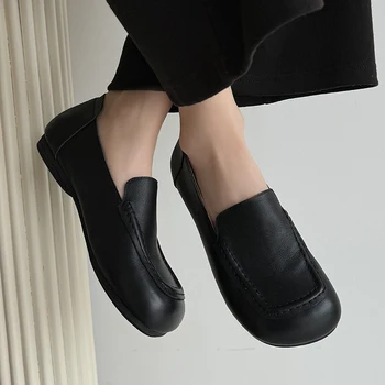 Новата пролетно-лятна дамски обувки, модни лоферы от волска кожа, есенни ежедневни дамски обувки на плоска подметка с квадратни пръсти, луксозни къса токчета черен цвят