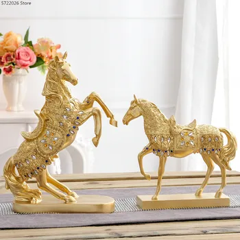 Творчески занаяти, изработени от смола, благоприятна статуя на кон, с модерни аксесоари за декорация на дома / офис на работния плот, златна кон, за украса