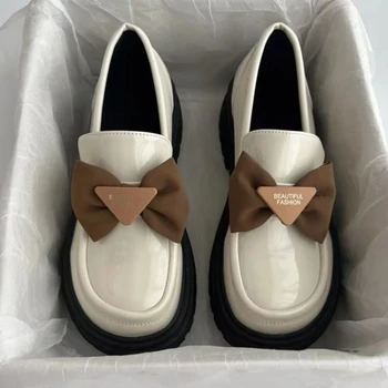 Малки кожени обувки за жени, новият старт на пролетта 2023 г., мокасини в британския стил на средно обувки с дебела подметка, големи лоферы без закопчалка
