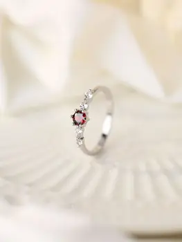 Хубаво пръстен в стил принцеса от сребро 925 проба с рубин и 4 цирконами, лесен дизайн в едно мирно елегантен стил за дамите