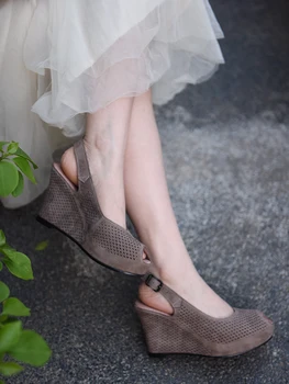 Artmu Оригинални дамски сандали с изрезки Обувки с отворени пръсти Луксозна обтегач от естествена кожа в танкетке с дебелина 9 см Летни сандали