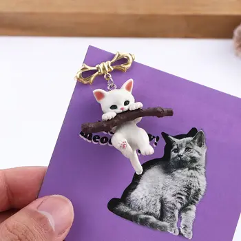 3D Скъпа брошка във формата на животно, като котка, Бял брошки във формата на котка, държаща клонка, Брошка във формата на дърво в обятията на котката, триизмерни игли за ревери, за украса на чанти