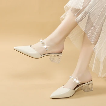 Летни нови остроносые обикновен дамски чехли с прозрачна панделка и перли, прости и удобни обувки на висок ток 2023 година.
